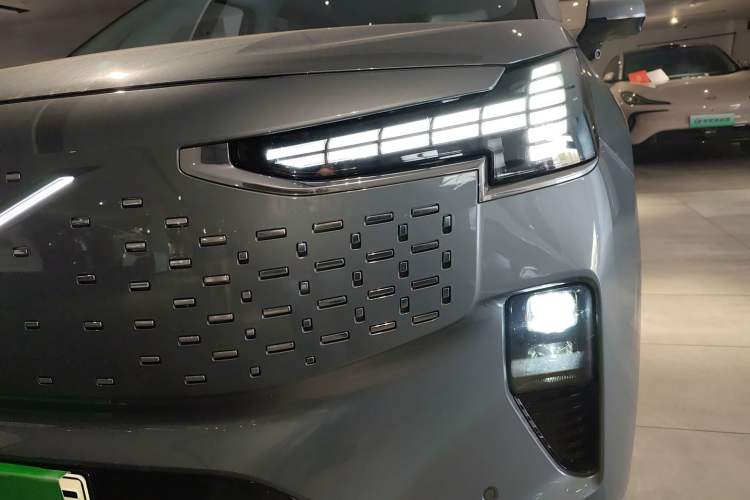 Used Volvo EM90 2025 Ultra Six-Seater Left Front Headlight