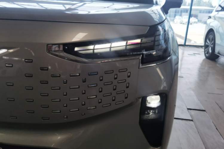 Used Volvo EM90 2025 Ultra Six-Seater Left Front Headlight