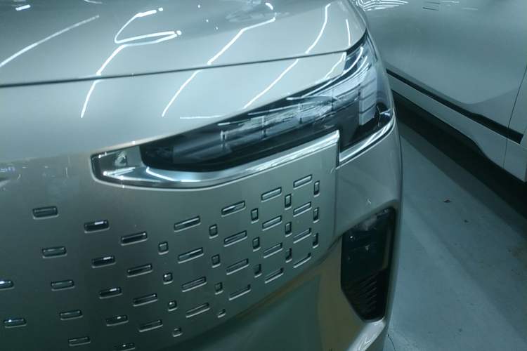 Used Volvo EM90 2025 Ultra Six-Seater Left Front Headlight