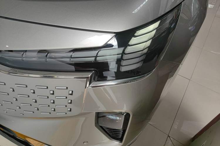 Used Volvo EM90 2025 Ultra Six-Seater Left Front Headlight