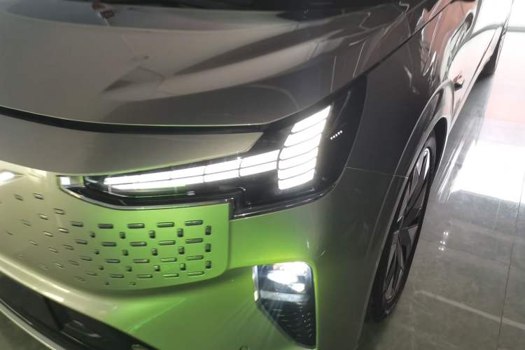 Used Volvo EM90 2025 Ultra Six-Seater Left Front Headlight