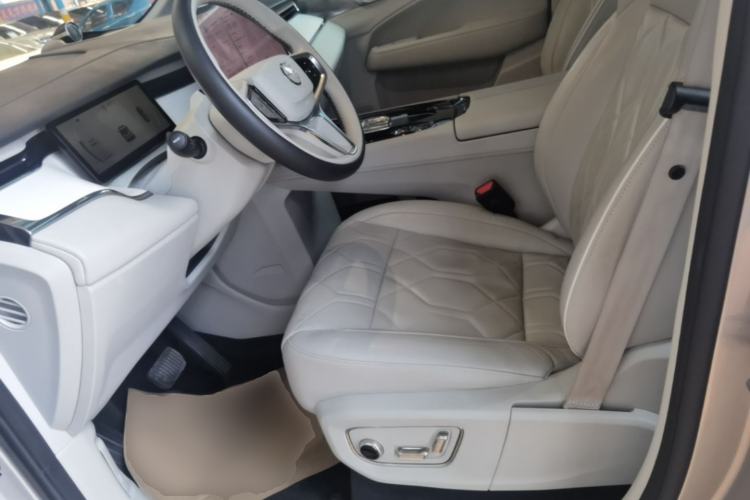 Used Volvo EM90 2025 Ultra Six-Seater Left Front Seat