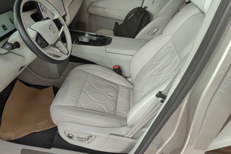 Used Volvo EM90 2025 Ultra Six-Seater Left Front Seat