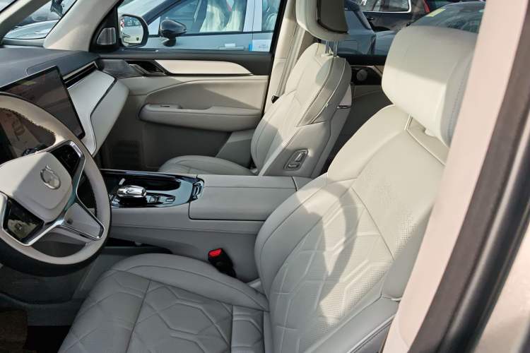 Used Volvo EM90 2025 Ultra Six-Seater Left Front Seat