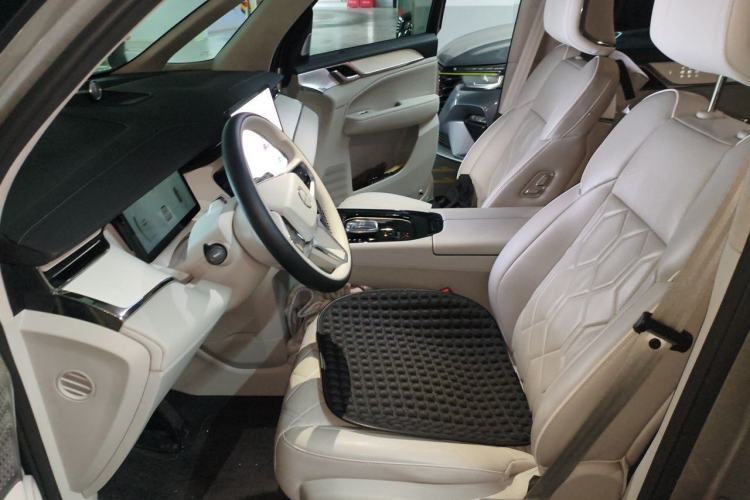 Used Volvo EM90 2025 Ultra Six-Seater Left Front Seat