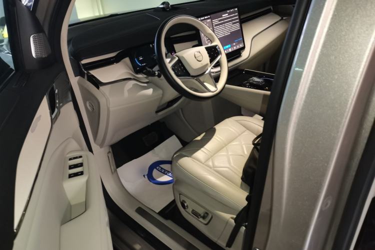 Used Volvo EM90 2025 Ultra Six-Seater Left Front Seat