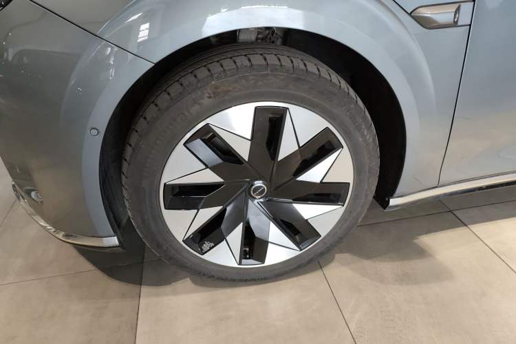 Used Volvo EM90 2025 Ultra Six-Seater Left Front Wheel Hub