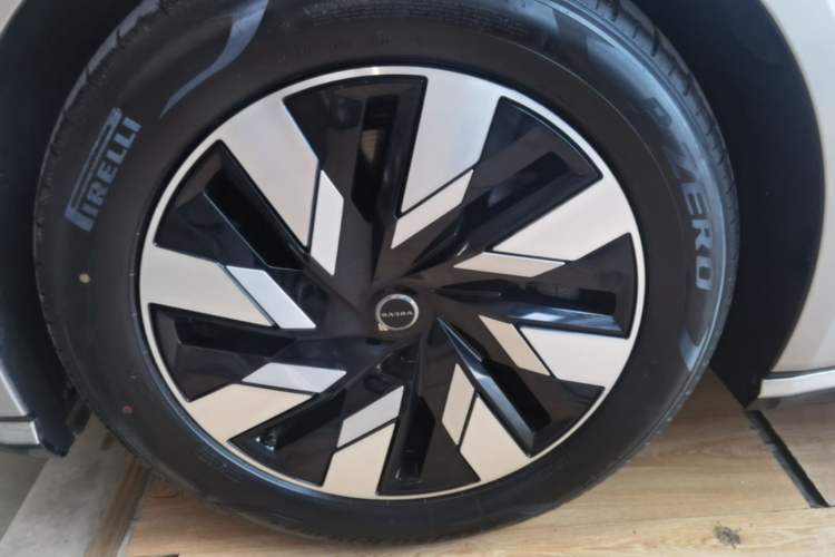 Used Volvo EM90 2025 Ultra Six-Seater Left Front Wheel Hub