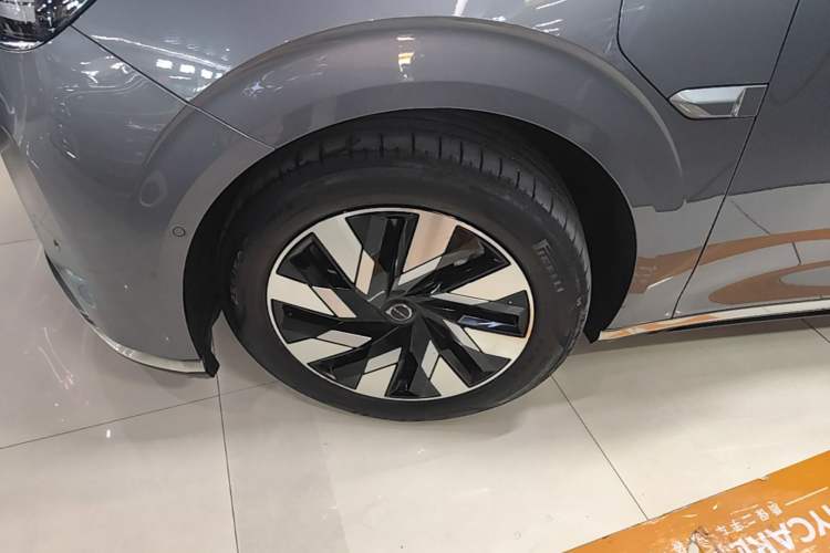 Used Volvo EM90 2025 Ultra Six-Seater Left Front Wheel Hub