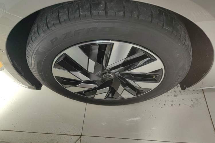 Used Volvo EM90 2025 Ultra Six-Seater Left Front Wheel Hub
