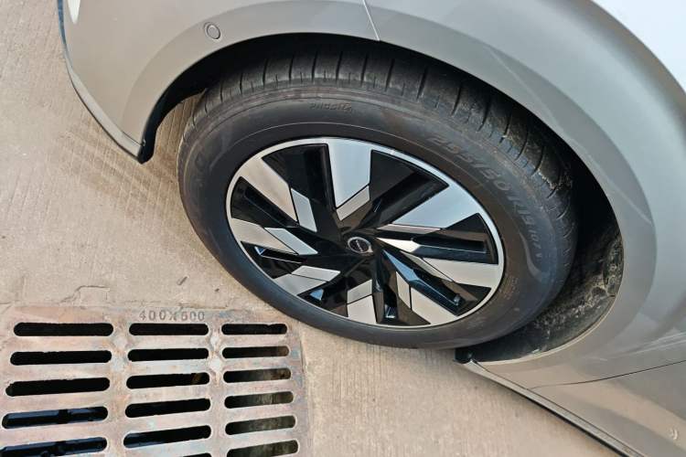 Used Volvo EM90 2025 Ultra Six-Seater Left Front Wheel Hub