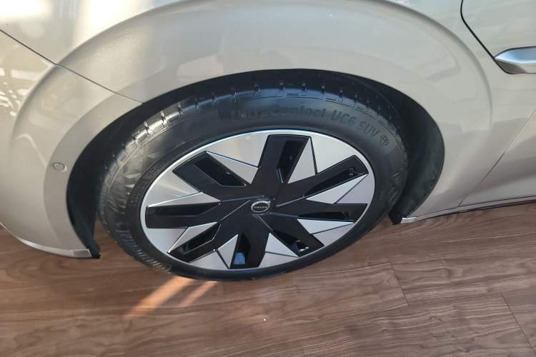 Used Volvo EM90 2025 Ultra Six-Seater Left Front Wheel Hub