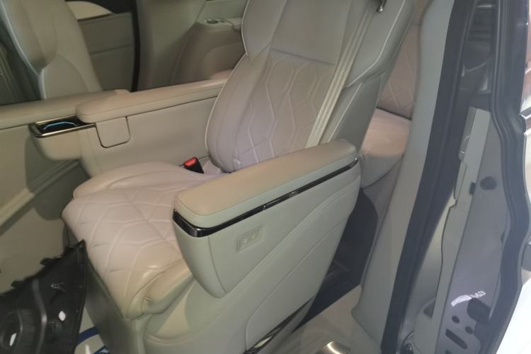Used Volvo EM90 2025 Ultra Six-Seater Left Rear Seat
