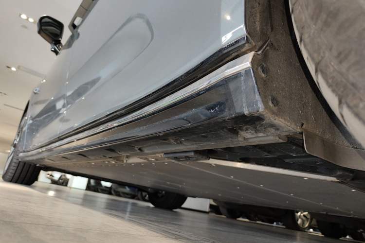 Used Volvo EM90 2025 Ultra Six-Seater Left Side Sill