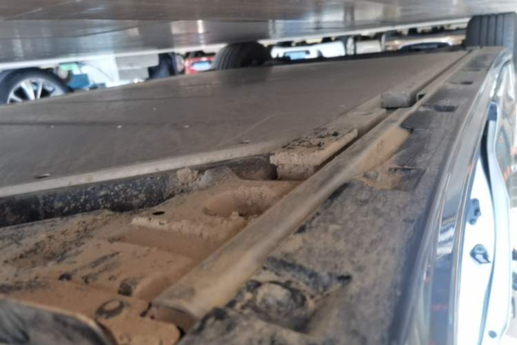 Used Volvo EM90 2025 Ultra Six-Seater Left Side Sill