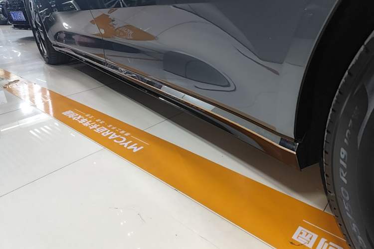 Used Volvo EM90 2025 Ultra Six-Seater Left Side Sill