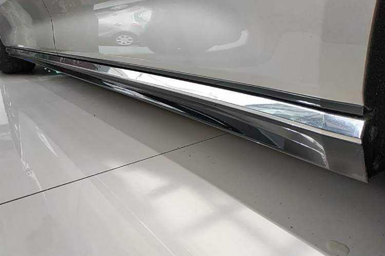 Used Volvo EM90 2025 Ultra Six-Seater Left Side Sill