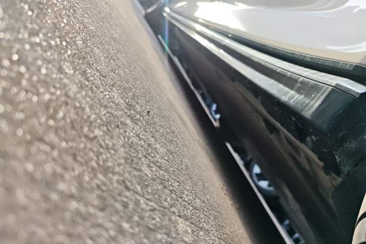 Used Volvo EM90 2025 Ultra Six-Seater Left Side Sill
