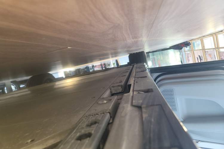 Used Volvo EM90 2025 Ultra Six-Seater Left Side Sill