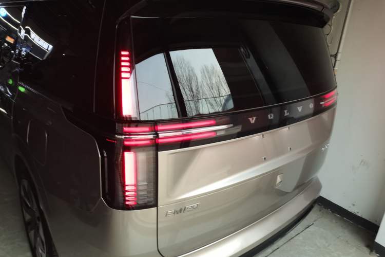 Used Volvo EM90 2025 Ultra Six-Seater Rear