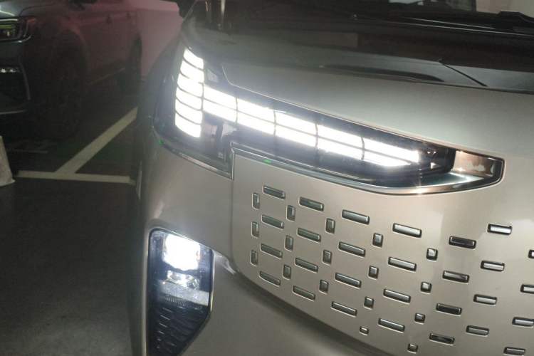 Used Volvo EM90 2025 Ultra Six-Seater Right Front Headlight