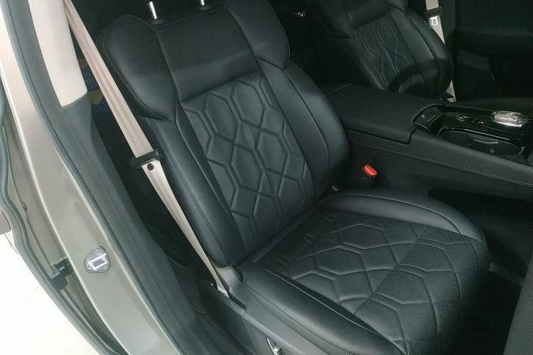 Used Volvo EM90 2025 Ultra Six-Seater Right Front Seat