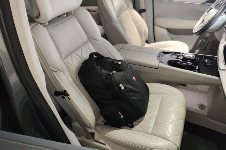Used Volvo EM90 2025 Ultra Six-Seater Right Front Seat