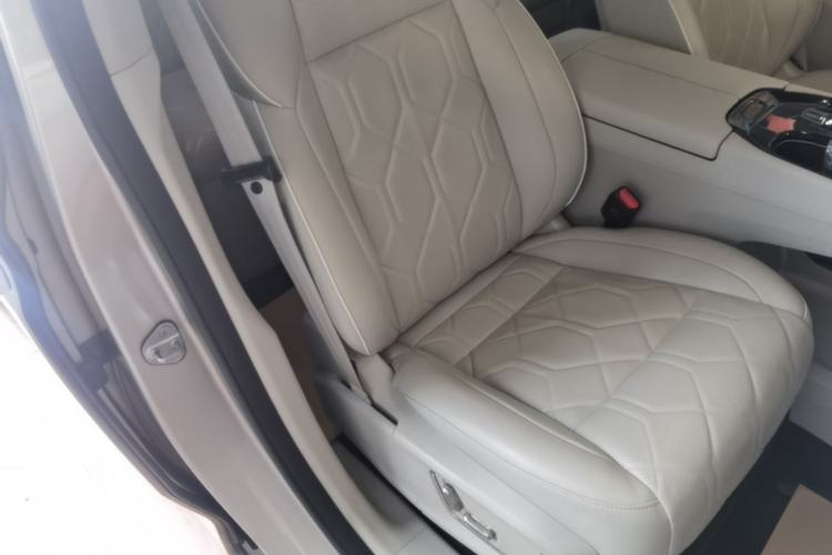 Used Volvo EM90 2025 Ultra Six-Seater Right Front Seat