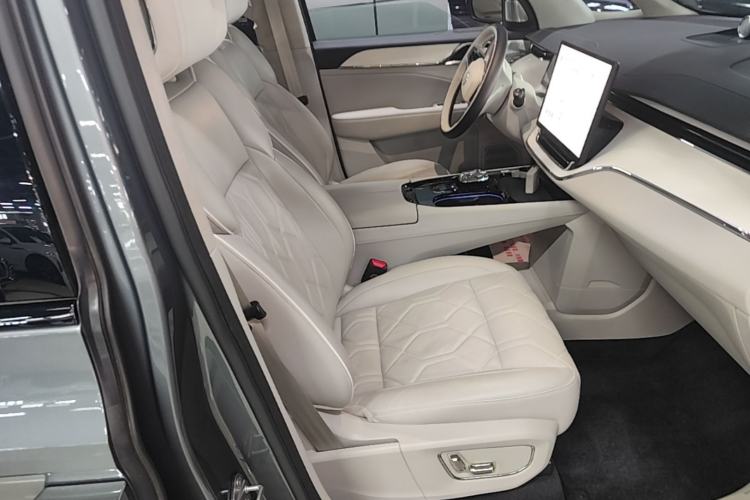 Used Volvo EM90 2025 Ultra Six-Seater Right Front Seat