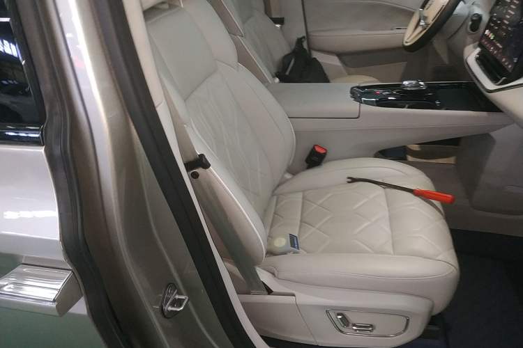 Used Volvo EM90 2025 Ultra Six-Seater Right Front Seat
