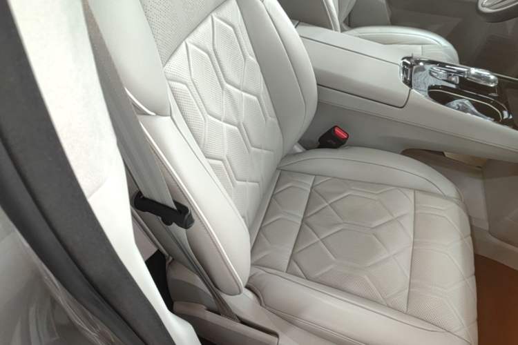 Used Volvo EM90 2025 Ultra Six-Seater Right Front Seat