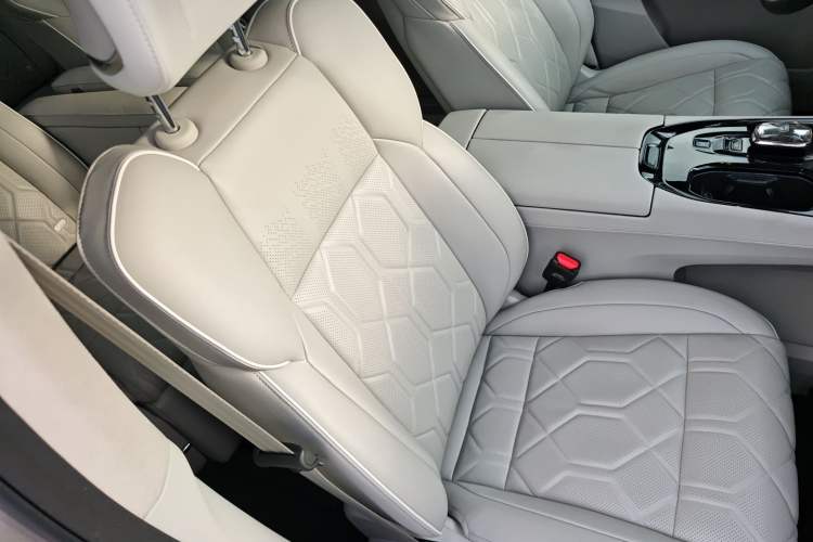 Used Volvo EM90 2025 Ultra Six-Seater Right Front Seat