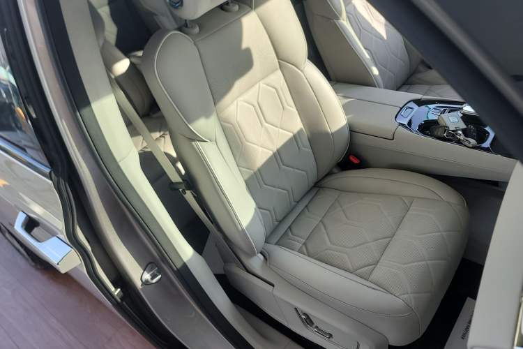 Used Volvo EM90 2025 Ultra Six-Seater Right Front Seat