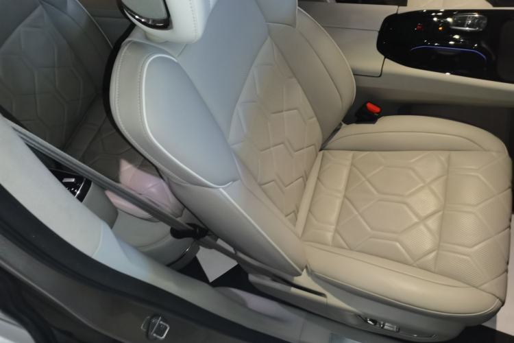 Used Volvo EM90 2025 Ultra Six-Seater Right Front Seat