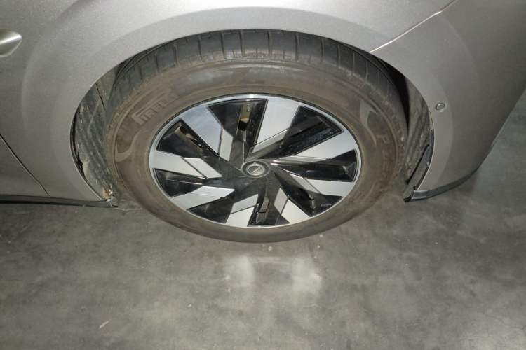 Used Volvo EM90 2025 Ultra Six-Seater Right Front Wheel Hub