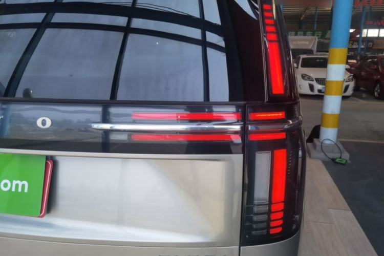 Used Volvo EM90 2025 Ultra Six-Seater Right Rear Taillight