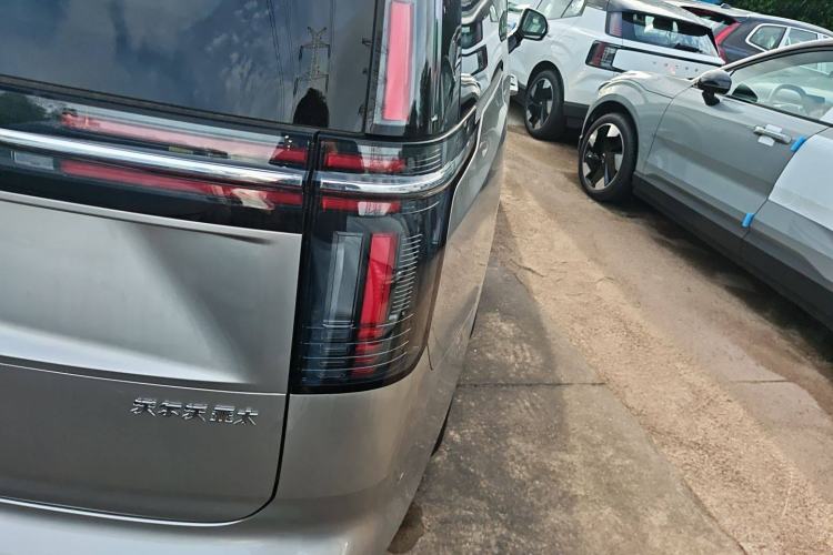 Used Volvo EM90 2025 Ultra Six-Seater Right Rear Taillight