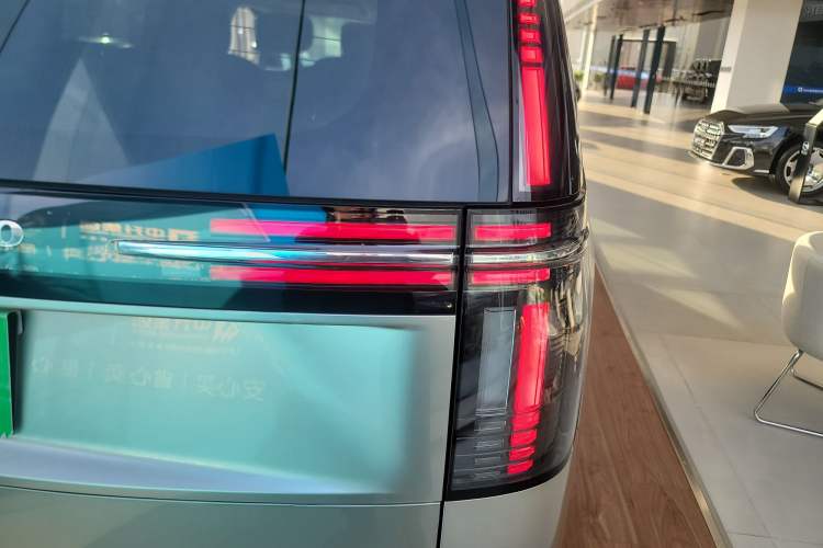 Used Volvo EM90 2025 Ultra Six-Seater Right Rear Taillight