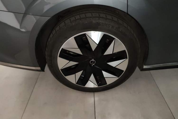 Used Volvo EM90 2025 Ultra Six-Seater Right Rear Wheel Hub