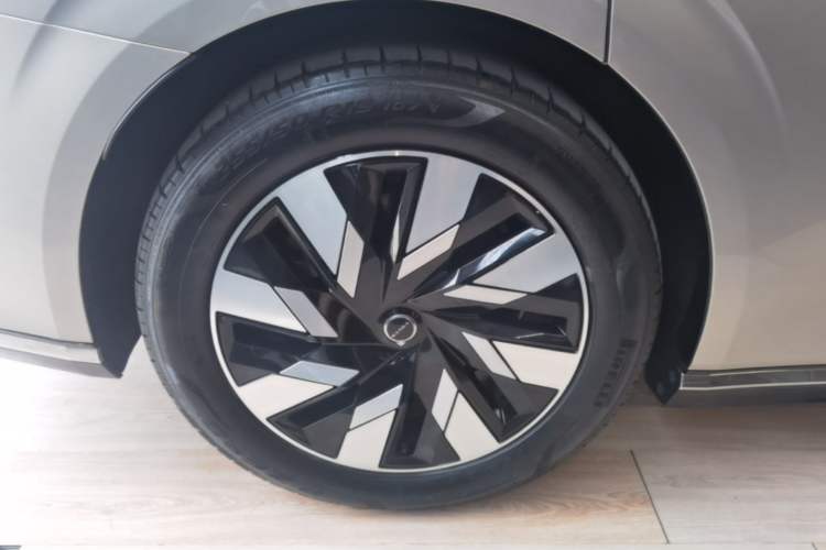 Used Volvo EM90 2025 Ultra Six-Seater Right Rear Wheel Hub