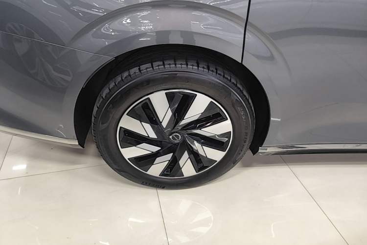Used Volvo EM90 2025 Ultra Six-Seater Right Rear Wheel Hub