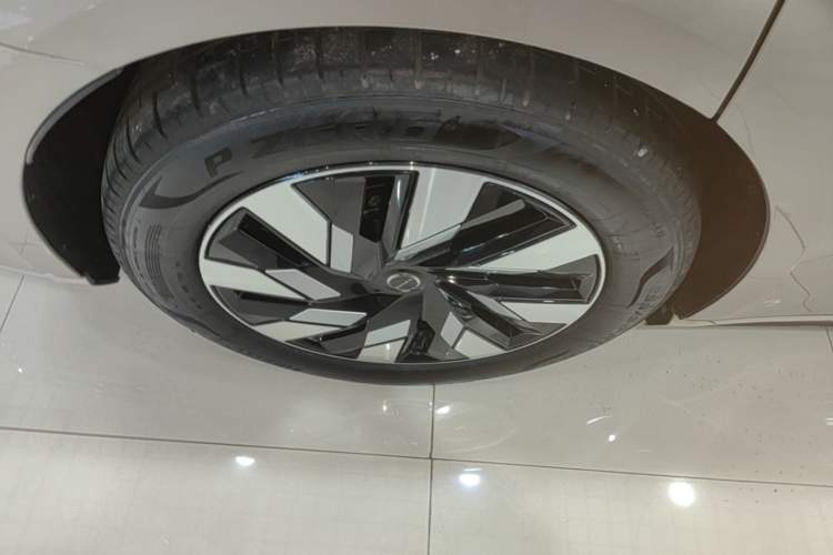 Used Volvo EM90 2025 Ultra Six-Seater Right Rear Wheel Hub