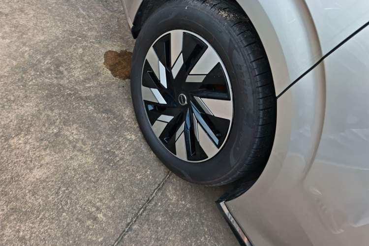 Used Volvo EM90 2025 Ultra Six-Seater Right Rear Wheel Hub