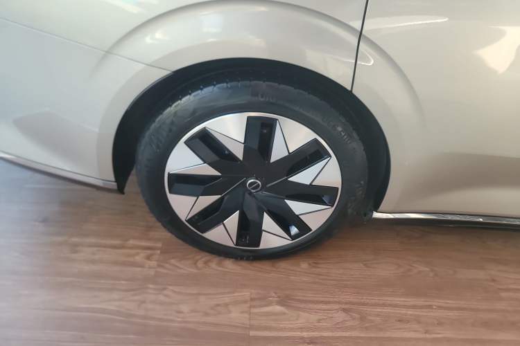 Used Volvo EM90 2025 Ultra Six-Seater Right Rear Wheel Hub