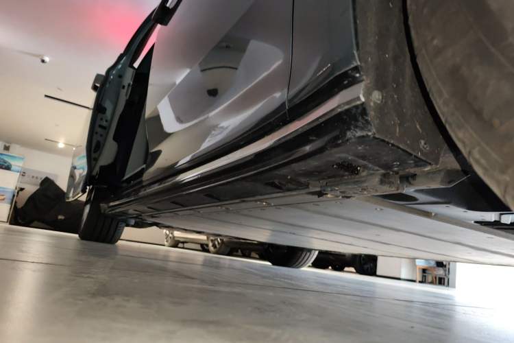 Used Volvo EM90 2025 Ultra Six-Seater Right Side Sill