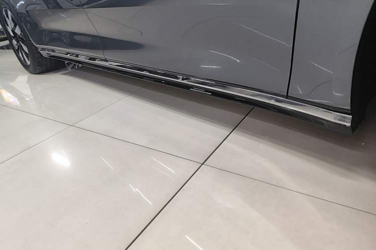 Used Volvo EM90 2025 Ultra Six-Seater Right Side Sill