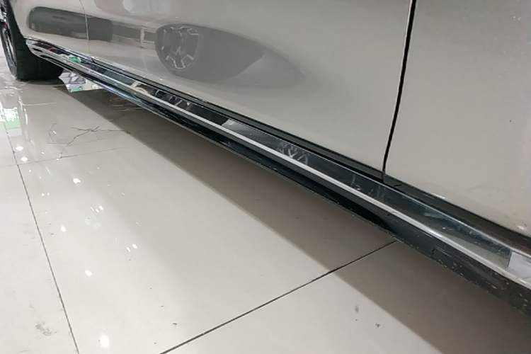 Used Volvo EM90 2025 Ultra Six-Seater Right Side Sill