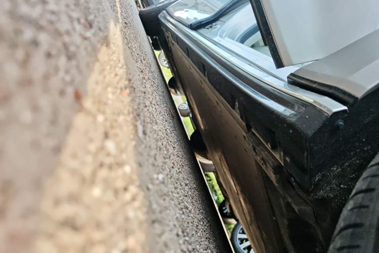 Used Volvo EM90 2025 Ultra Six-Seater Right Side Sill