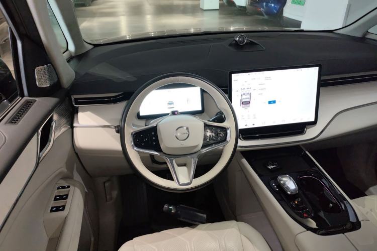 Used Volvo EM90 2025 Ultra Six-Seater Steering Wheel