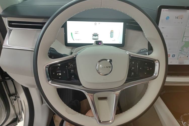 Used Volvo EM90 2025 Ultra Six-Seater Steering Wheel